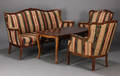 Tre-pers sofa, par lænestole samt sofabord 4