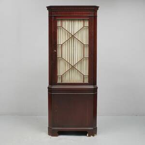 Hörnskåp, NK. Bredd 78 cm. Djup 40 cm. Höjd 194 cm