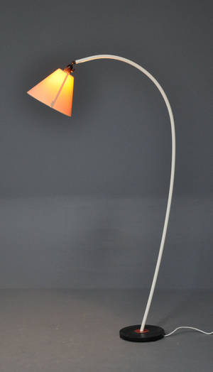 Dansk producent. Retro standerlampe, hvidlakeret. 1900-tallets midte.