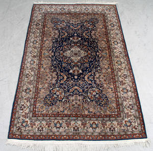 Persisk tæppe. 227 x 138 cm