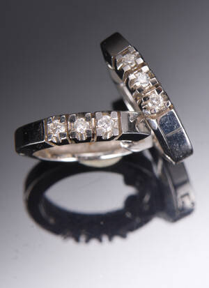 Et par creoler af 14 kt hvidguld med brillanter, ca. 0.06 ct 2