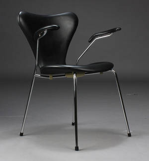 Arne Jacobsen, 7er armstol, sort Savanne læder 