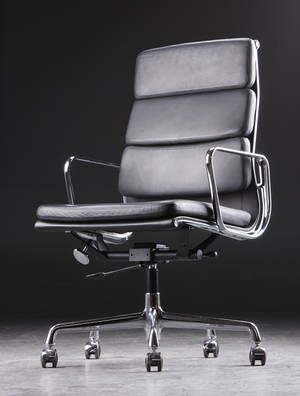 Charles Eames, Soft Pad højrygget kontorstol, model EA-219, sort læder 