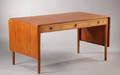 Hans J. Wegner. Fritstående skrivebord med klapper, model AT-305