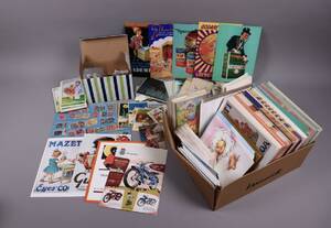 Diverse vykort och frimärken