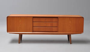 Dansk møbelarkitekt. Lav skænk i teak.