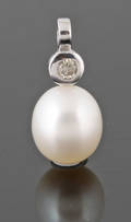 9K gold fresh water  diamond pendant approx. 0.05ct 