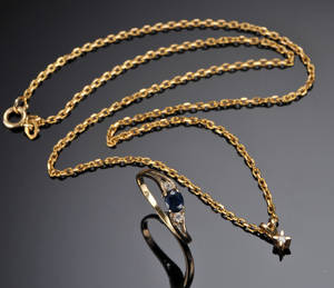 En halskæde med brilliant samt ring med safir af 14 kt guld 2