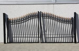 Grind i smide med guldfärgade spiror samt stolpar, höjd 160 cm. 5