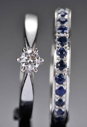 Et par ringe af guld med safirer og diamanter 2