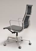 Charles Eames. Kontorstol, model EA-119, sort læder