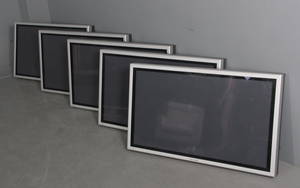 Panasonic, fem infoskærme med fjernbetjening m.m