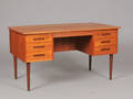 Svensk møbelproducent. Fritstående skrivebord af teaktræ 1950-60erne