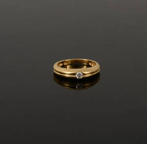 Matterad guldring i 18k med briljant, 0.10ct