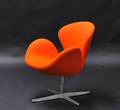 Arne Jacobsen 1902 - 1971. Svanen. Hvilestol med returdrej, model 3320, orange Red Label