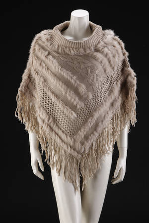 Fur Living. Poncho af strik og kanin, hvid. Str. one size style 270 