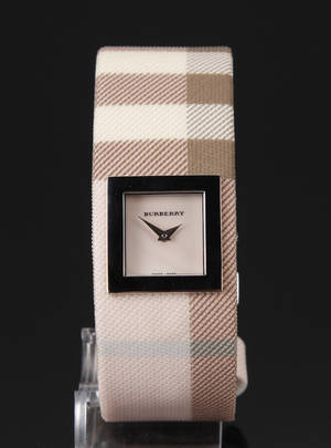 Burberry Dameur med rosa urrem.