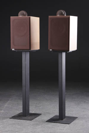 Par BW DM 17 højtalere på stand