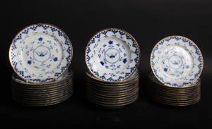 Bing Grøndahl. Sommerfuglestel m guldkant, musselmalet, halvblonde. Samling tallerkner. 36