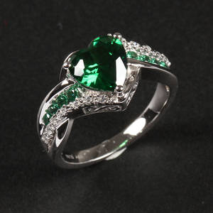 Smaragd- og diamantring