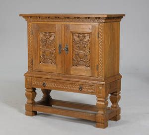 Dækketøjsskab med udskæringer