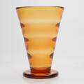 VICKE LINDSTRAND. VAS, glas, bärnstensfärgad, Orrefors, signerad, 1900-tal.