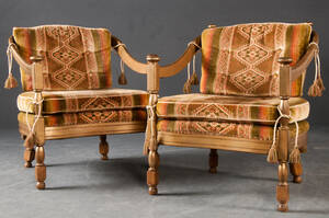 Zwei Armlehnstühle mit goldfarbenem Gestell 2