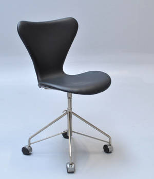 Arne Jacobsen. Kontorstol, model 3107. Nybetrukket med sort Classic læder