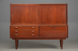 Dansk møbelproducent. Høj skænk i teak, 1960erne