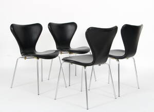Arne Jacobsen. Sæt på fire stole i sort læder, model 3107 4