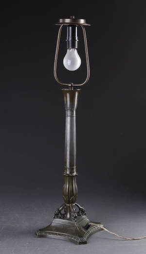 Just Andersen. Bordlampe af diskometal 