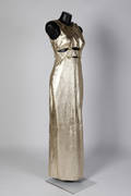 Gianni Versace. Aftenkjole af metalfarvet skind. Ca. str. 38
