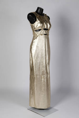 Gianni Versace. Aftenkjole af metalfarvet skind. Ca. str. 38