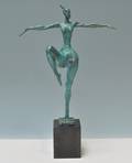 Abstrakt figur af grønpatineret bronce