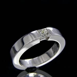 Ring in Weißgold mit Prinzessdiamant, ca. 0.40 ct.