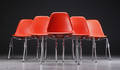 Charles Eames. Sæt på seks skalstole, orange, to slags underslet medfølger 6 