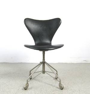 Arne Jacobsen, Bürostuhl Kontorstol Modell 3117 in Kunstleder