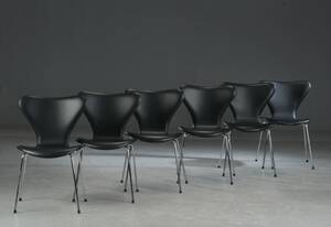 Arne Jacobsen. Seks syverstole model 3107, sort læder 6