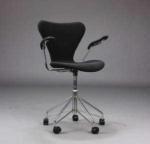 Arne Jacobsen, 7er kontorstol, sort stof