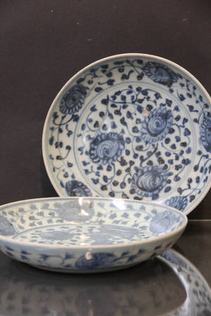 Skålfat, två stycken snarlika, Kina, Ming 151600-tal.