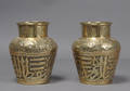 Par orientalske vaser i messing, 18001900-tallet 2