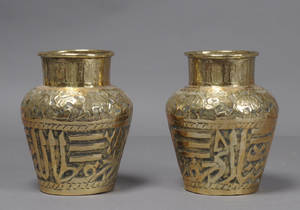 Par orientalske vaser i messing, 18001900-tallet 2