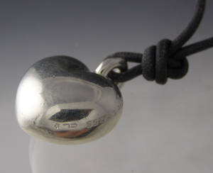 Ole Lynggaard. Hjertevedhæng af sterlingsølv