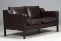 Dansk møbelproducent. To-pers. sofa betrukket med brunt bøffellæder
