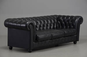 3-pers.sofa med sort læder, Chesterfieldstil, 19002000-tallet