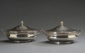 Et par lågfade af sølv, dekoreret med Louis XVI ornamentik. 2