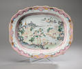 Stort firsidet famille rose fad af porcelæn