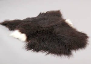 Økologisk islandsk fåreskind, long wool. Farve Sortbrun med lyse kanter