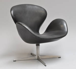 Arne Jacobsen. Svanen. Hvilestol, model 3320 med gammel fod