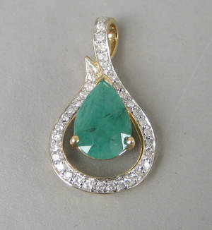 Smaragd- og diamant vedhæng.